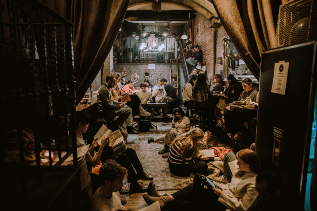 Reading Party: La Nueva Tendencia Global que Convierte Leer en una Fiesta